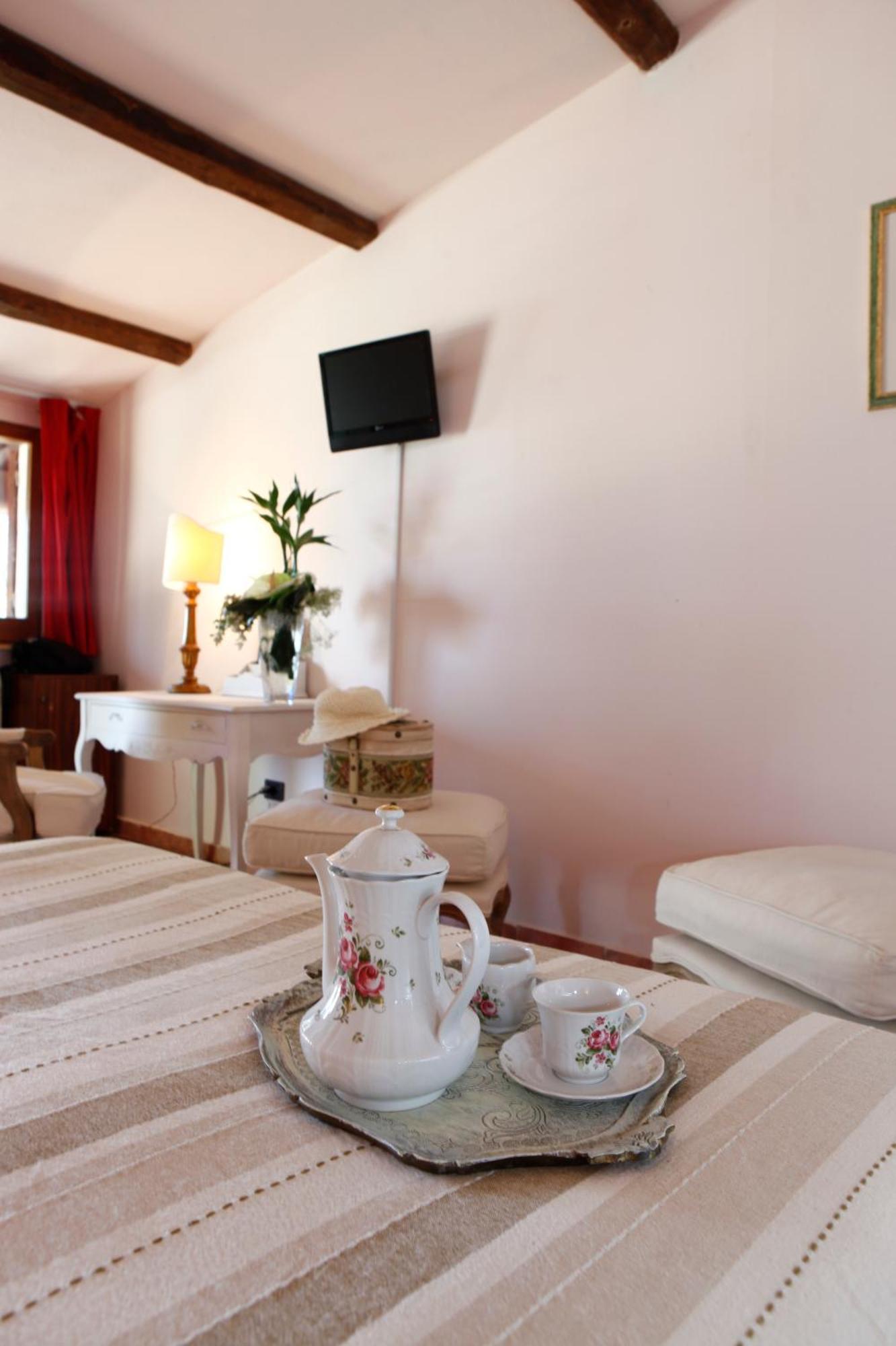 Hostal Il Poggio Dei Pettirossi Bevagna Habitación foto