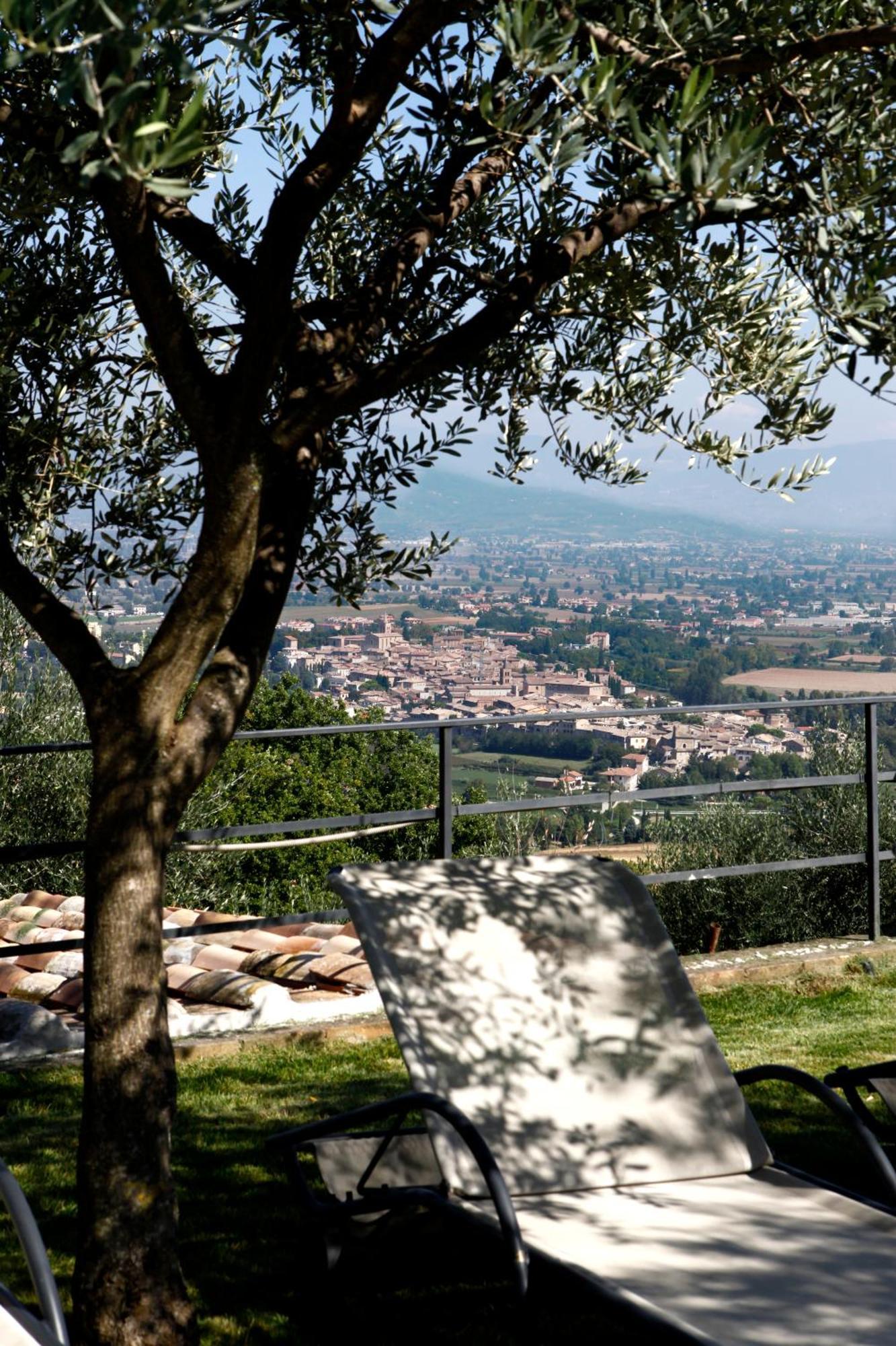 Hostal Il Poggio Dei Pettirossi Bevagna Exterior foto